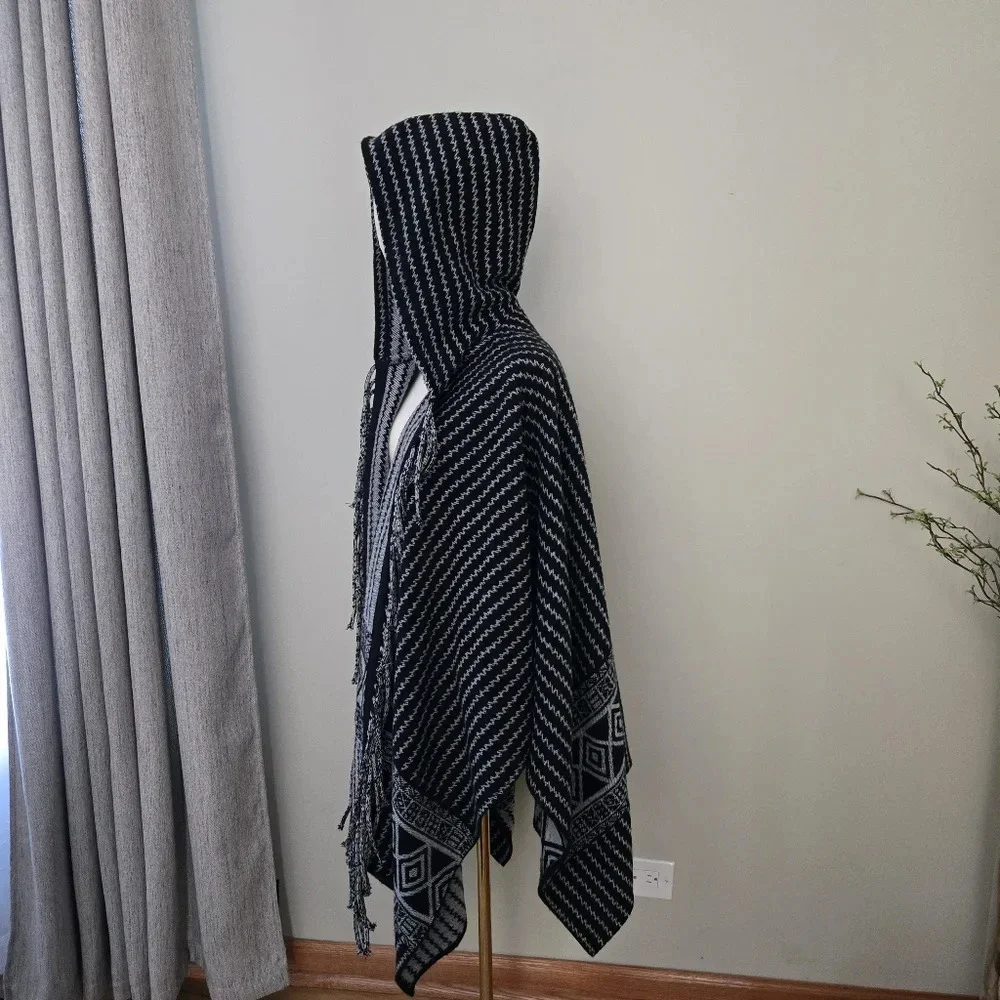 TOPSHOP Black and White Hooded Tassel Poncho one size NWT - Picture 4 of 10